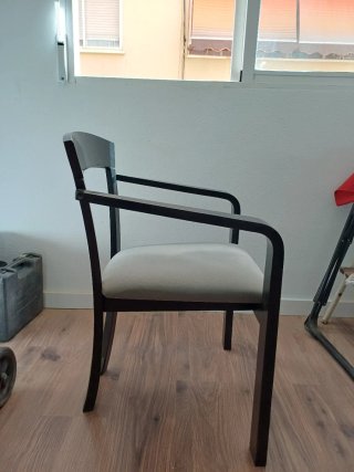 Silla de madera negra y beige
