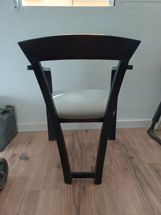 Silla de madera negra y beige