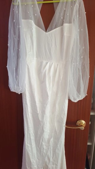Vestido blanco con mangas de tul y perlas