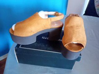Sandalias  de ante con  plataforma  color camel