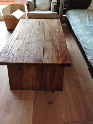 Mesa de centro de madera maciza.