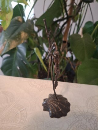Crucifijo de metal con base decorativa