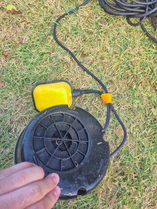 Bomba de agua sumergible amarilla