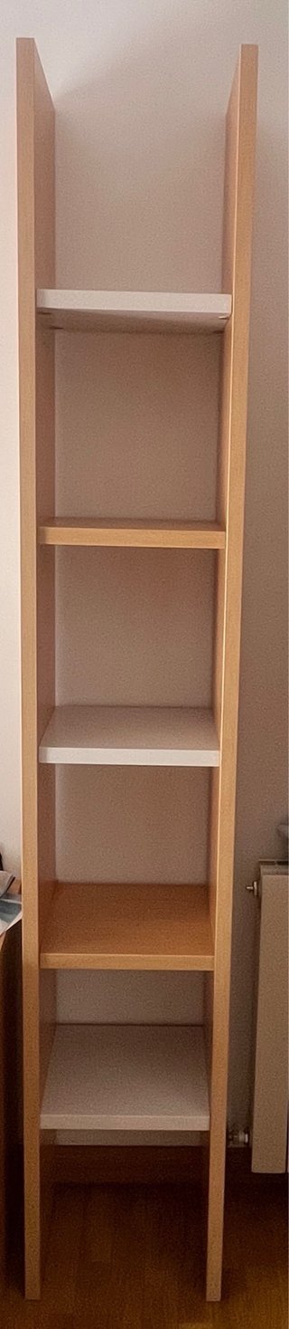 Estantería de madera con huecos