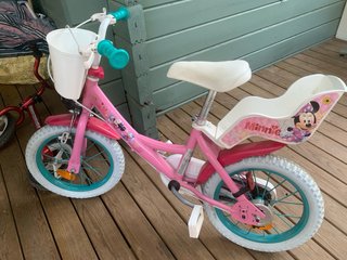 Bicicleta infantil rosa Minnie con ruedines