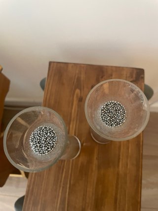 2 jarrones de cristal con cuentas metálicas