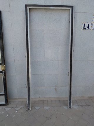 Puerta de hierro.