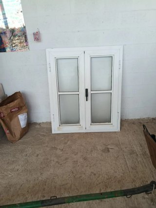 Ventana blanca de aluminio