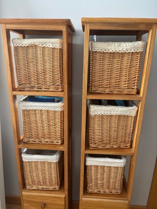 Mueble de madera con cestas y cajones