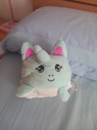Lote 3 peluches: capibara, unicornio y gato.