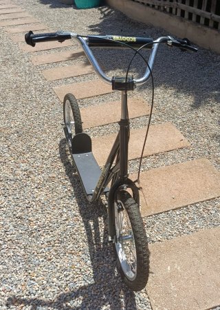 Patinete todoterreno con ruedas grandes