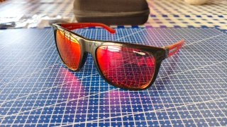 Gafas de Sol Arnette Negras y Rojas
