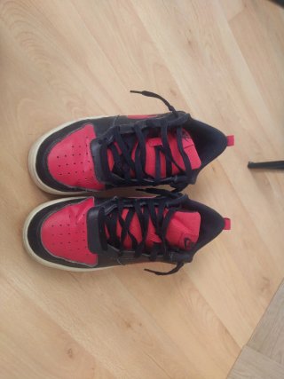 Zapatillas Nike Negras y Rojas