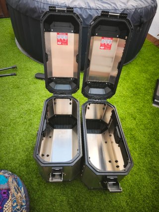 Maletas GIVI Trekker Alaska + Anclajes Voge 900dsx