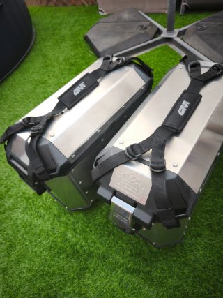 Maletas GIVI Trekker Alaska + Anclajes Voge 900dsx