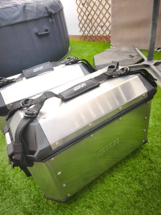 Maletas GIVI Trekker Alaska + Anclajes Voge 900dsx