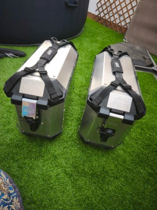 Maletas GIVI Trekker Alaska + Anclajes Voge 900dsx