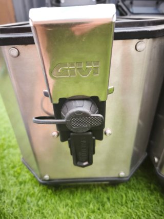 Maletas GIVI Trekker Alaska + Anclajes Voge 900dsx