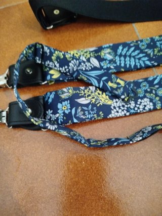 Conjunto tirantes y pajarita floral azul