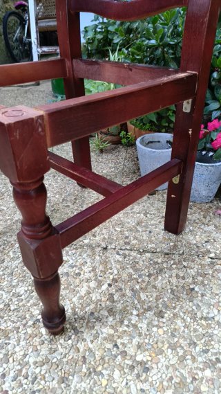 Silla de madera antigua con tapizado azul