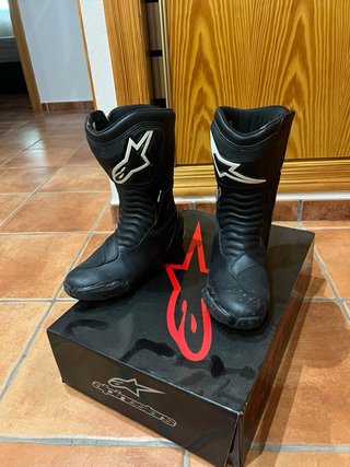 Mono Dainese carretera y botas alpinestar