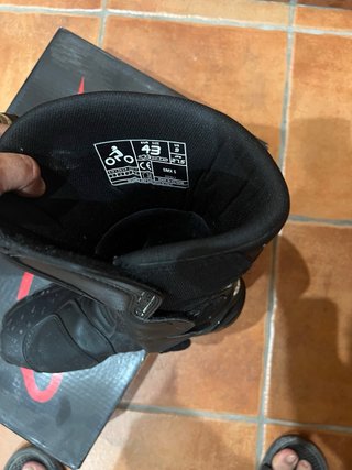 Mono Dainese carretera y botas alpinestar