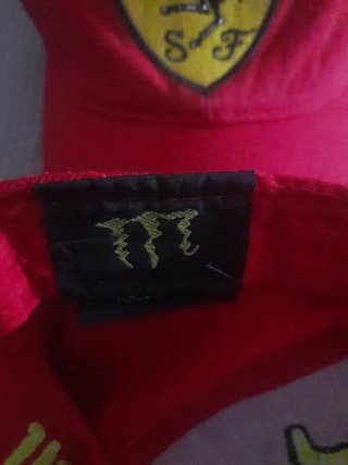 2 Gorras Ferrari Rojas 1 monster