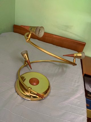 Lámpara de mesa dorada con 3 focos