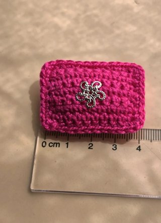Cojín crochet casa muñecas fucsia