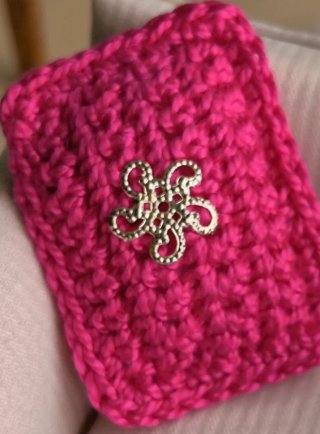 Cojín crochet casa muñecas fucsia