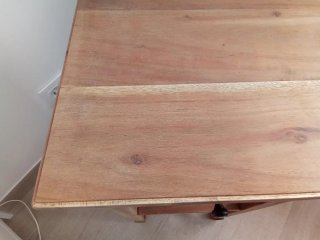Mesita auxiliar madera maciza  decapada y limpia