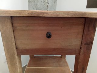 Mesita auxiliar madera maciza  decapada y limpia