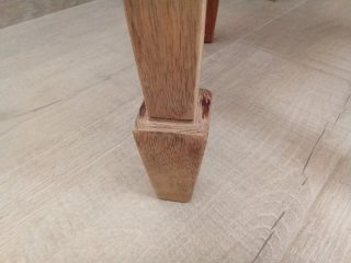 Mesita auxiliar madera maciza  decapada y limpia