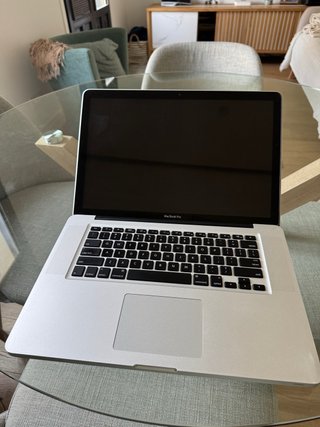 MacBook Pro 15 sin batería. No enciende.