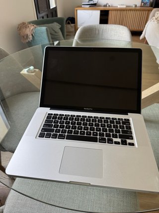 MacBook Pro 15 sin batería. No enciende.