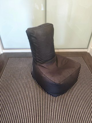 Puf - Silla Bean Bag negro con respaldo alto.