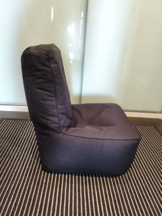 Puf - Silla Bean Bag negro con respaldo alto.