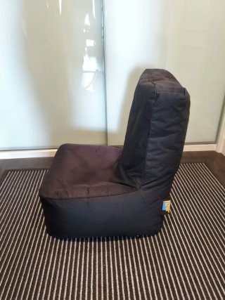 Puf - Silla Bean Bag negro con respaldo alto.