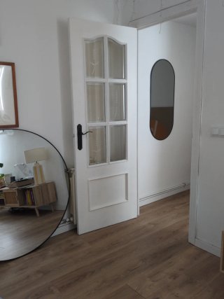Puerta blanca con cristal