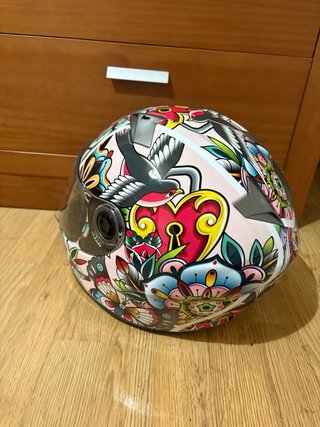 Casco de moto NZI con diseño colorido