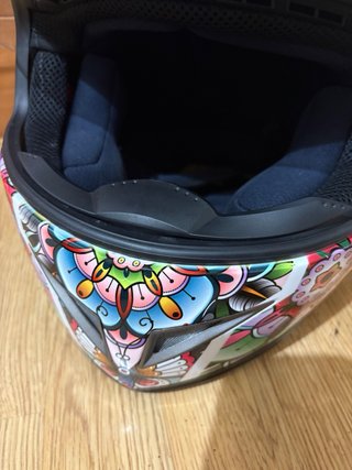 Casco de moto NZI con diseño colorido