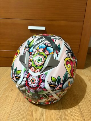 Casco de moto NZI con diseño colorido