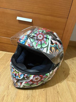 Casco de moto NZI con diseño colorido