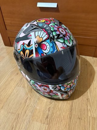 Casco de moto NZI con diseño colorido