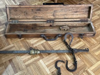 Balanza romana antigua con estuche