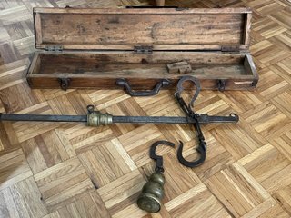 Balanza romana antigua con estuche