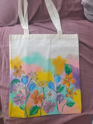Bolso de tela con flores pintadas a mano.