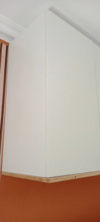 Armario de pared blanco y madera. En Vigo