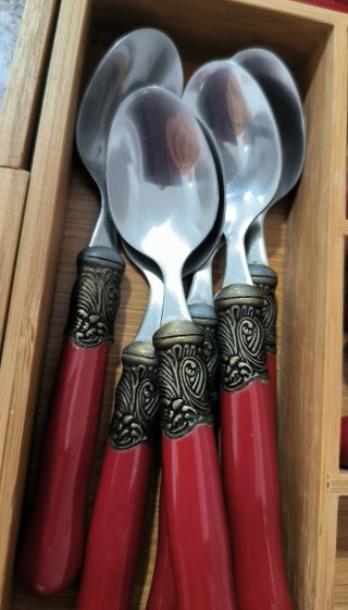 Set de Cubiertos con Mango Rojo y Dorado
