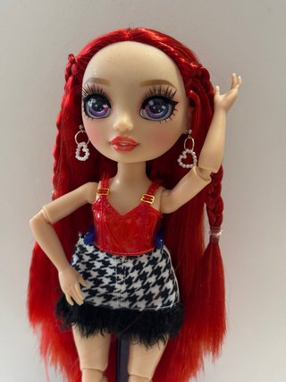 Muñeca Rainbow High ruby
